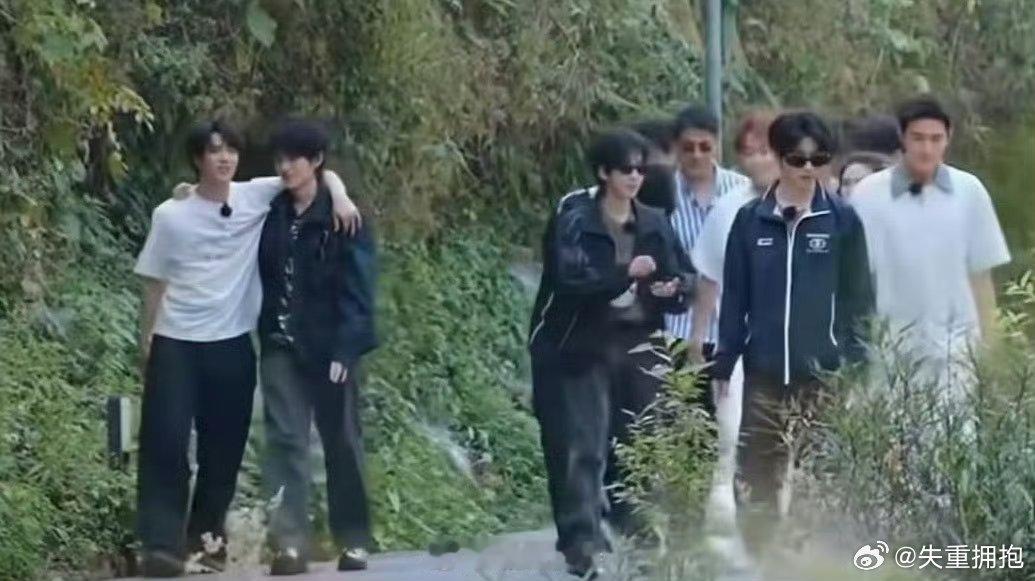 人家在旁边走路呢你们两个在这里搂搂抱抱这不是捣乱吗 