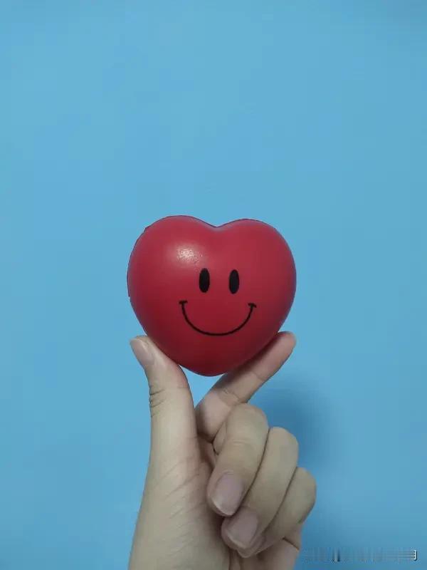 看到“日日开开心心”这个上联，瞬间感觉生活的愉悦扑面而来。我瞧着网友们给出的下联