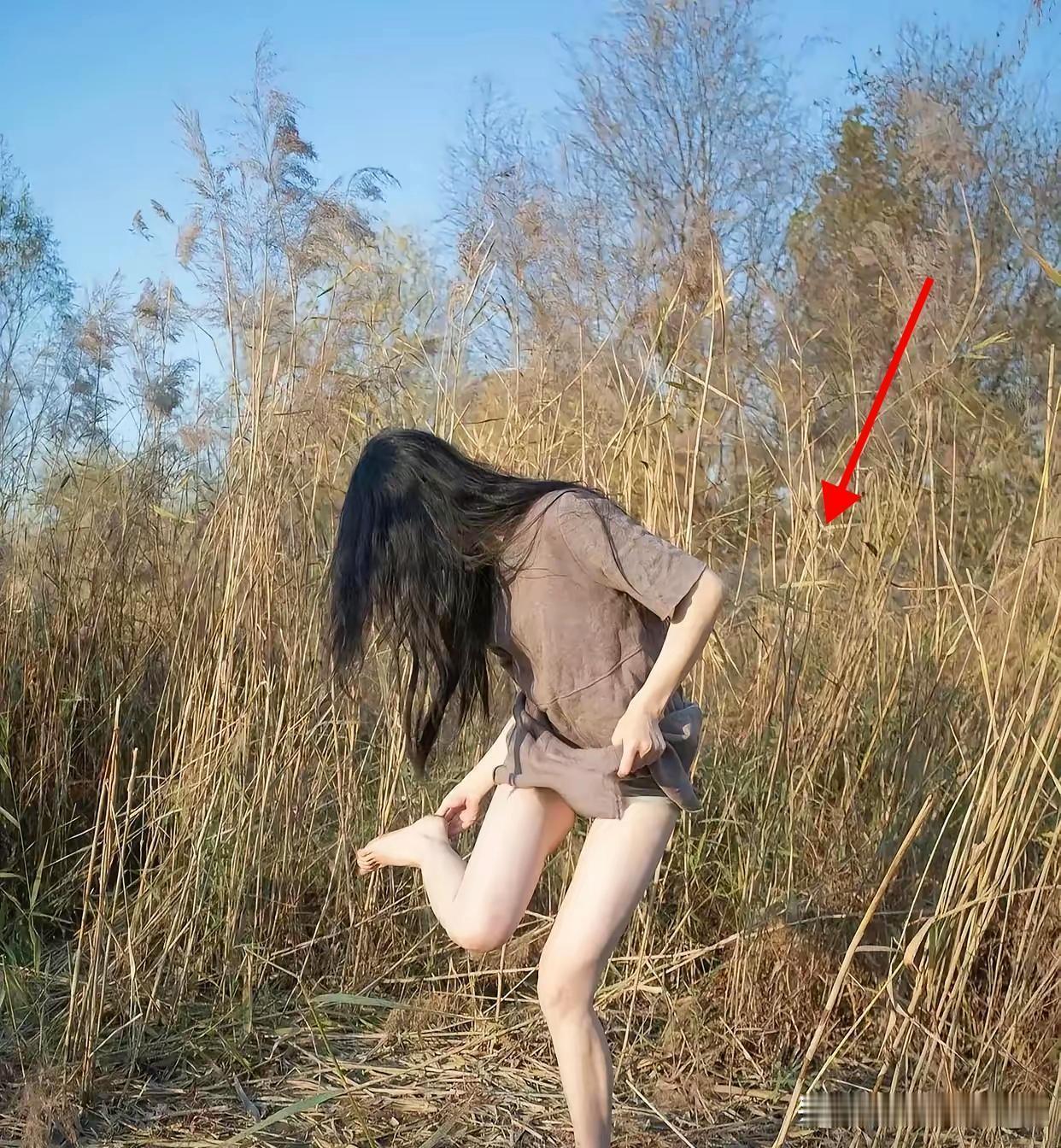 张艺谋骗了我们30年。
颠覆你认知的《红高粱》，那片烧红天际的高粱地，一棵野生的