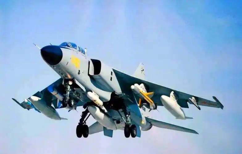 歼轰-7“飞豹”战斗轰炸机。歼轰7e飞豹 
老当益壮，廉波老矣。在我们还不发达的