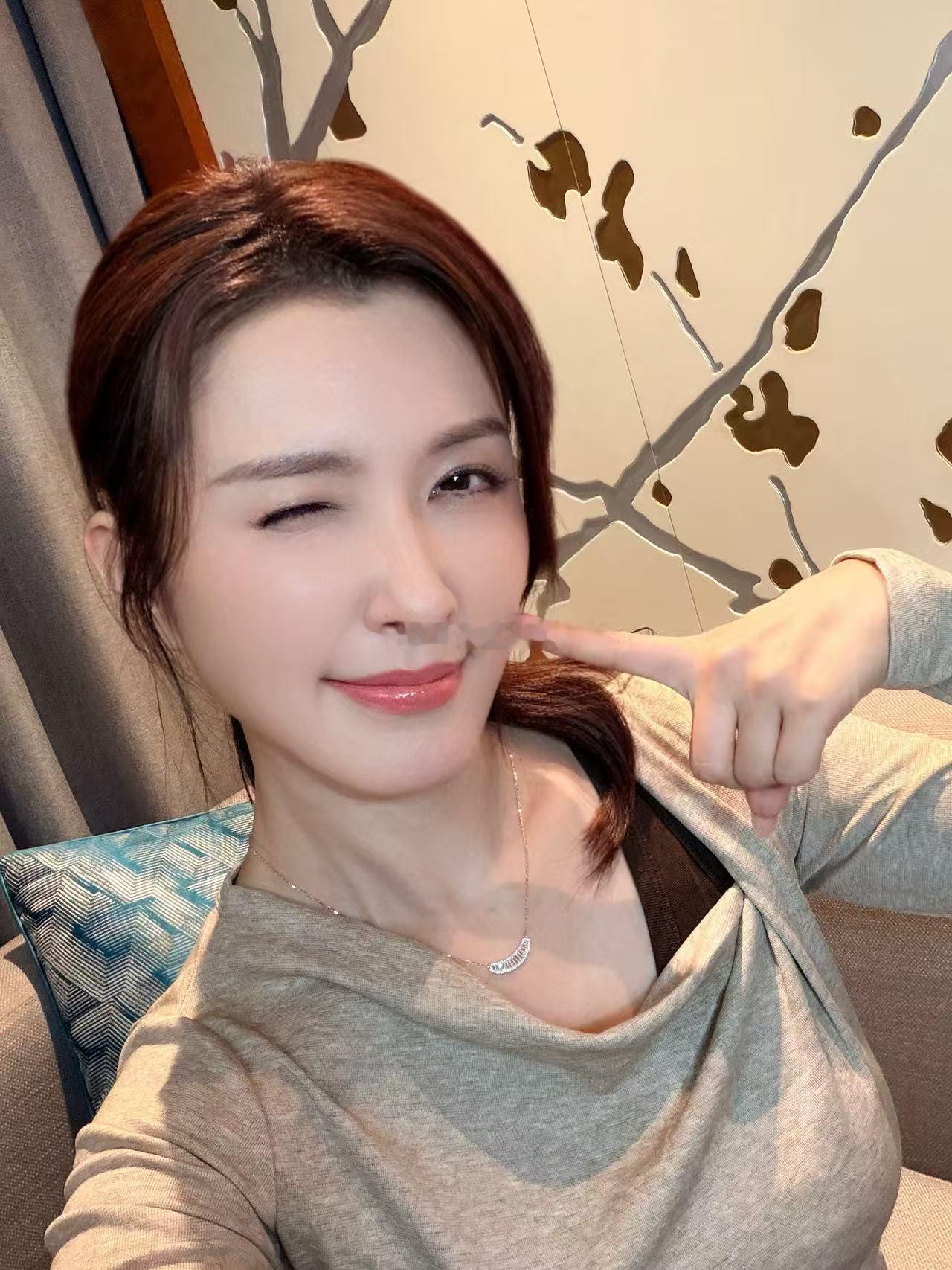 徐洁儿1030抢票自拍徐洁儿先立规矩再抢票 徐洁儿：先立规矩再抢票。我：规矩已刻