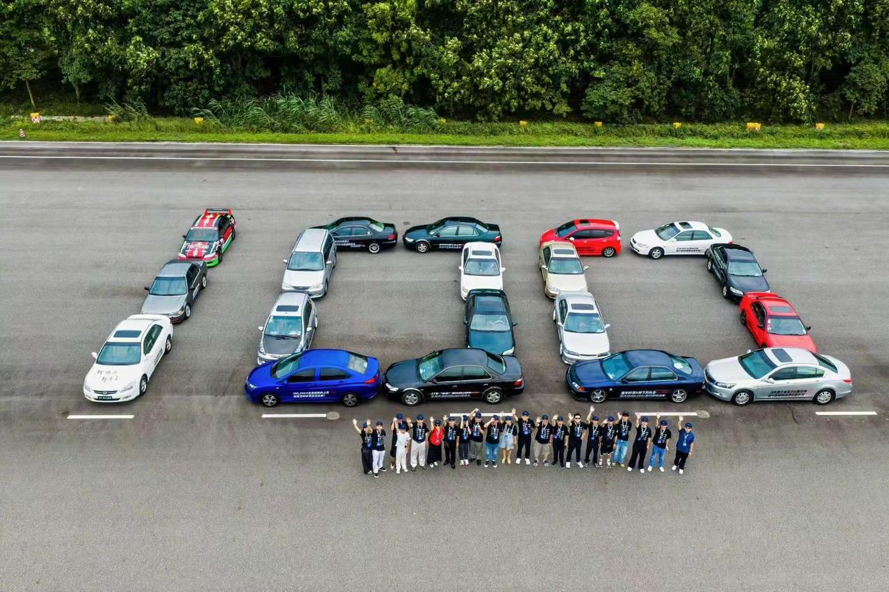 26年老雅阁拉上赛道，发现现在的车“卷”错了方向
什么新车发布会没见过？灯光、舞