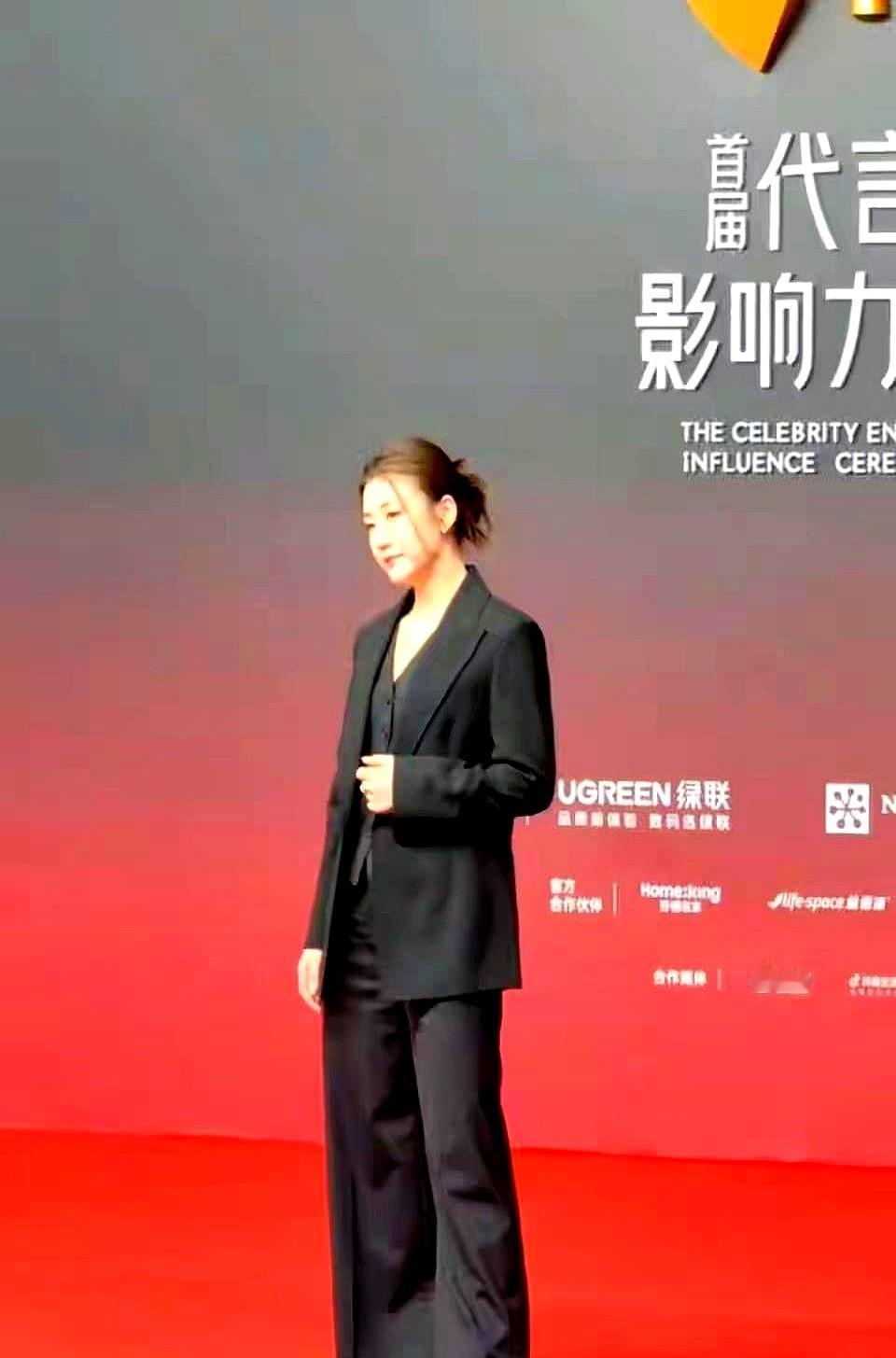 女明星还在比谁穿得少，陈梦一套西装直接赢麻了。

11月29日厦门那个盛典，天气