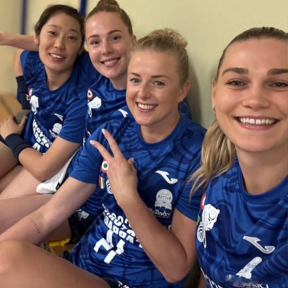 💛💙 还有一个小时，热身赛就要开始了，女生们 ​​​