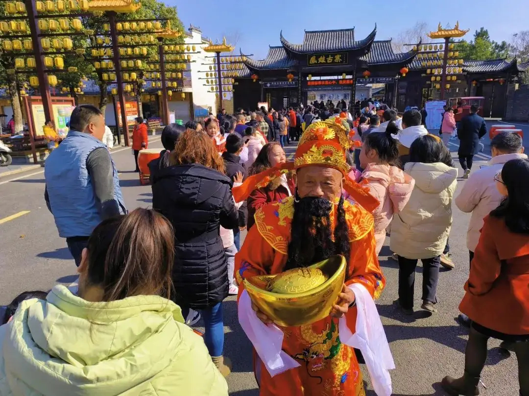 回家的意义此刻具象化了第一批回家过年的人都在干什么 我带着父母漫步在熟悉的老街，