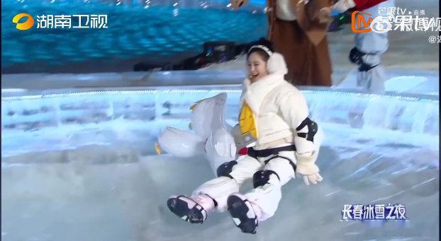 谢娜谢娜一人比赛全队慌张 《长春冰雪之夜》的团魂时刻太好哭！谢娜摇摇晃晃，队友们