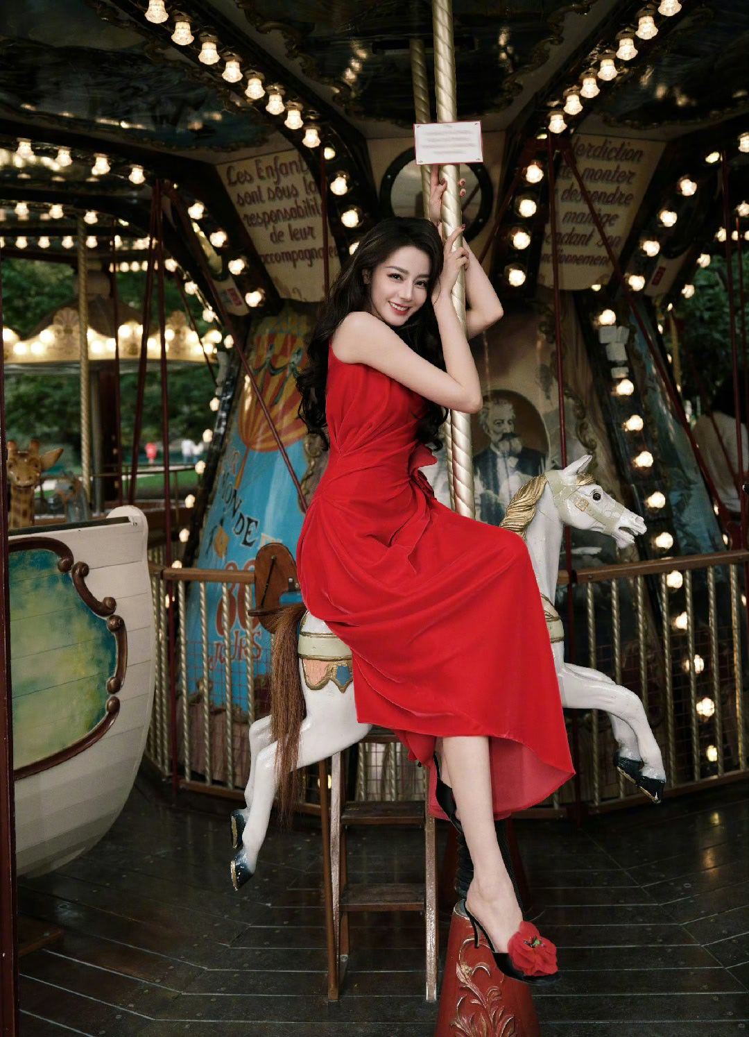 ELLE拍迪丽热巴 迪丽热巴在ELLE的镜头下真的太美啦！每一帧都是大片感，颜值