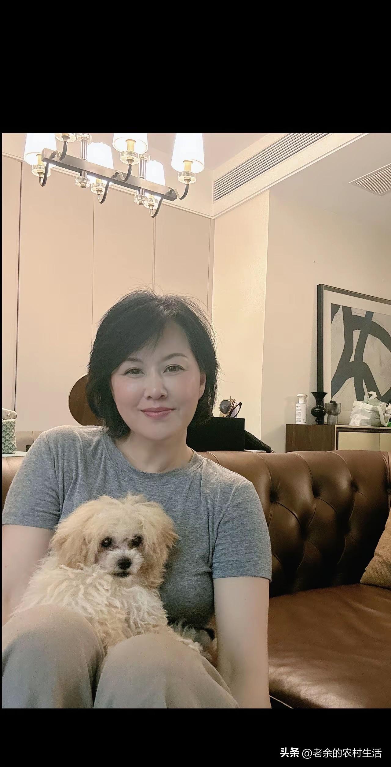 我非常的不理解一件事
女人为什么喜欢把狗抱在怀里？
难道不掉毛
难道不脏
难道没