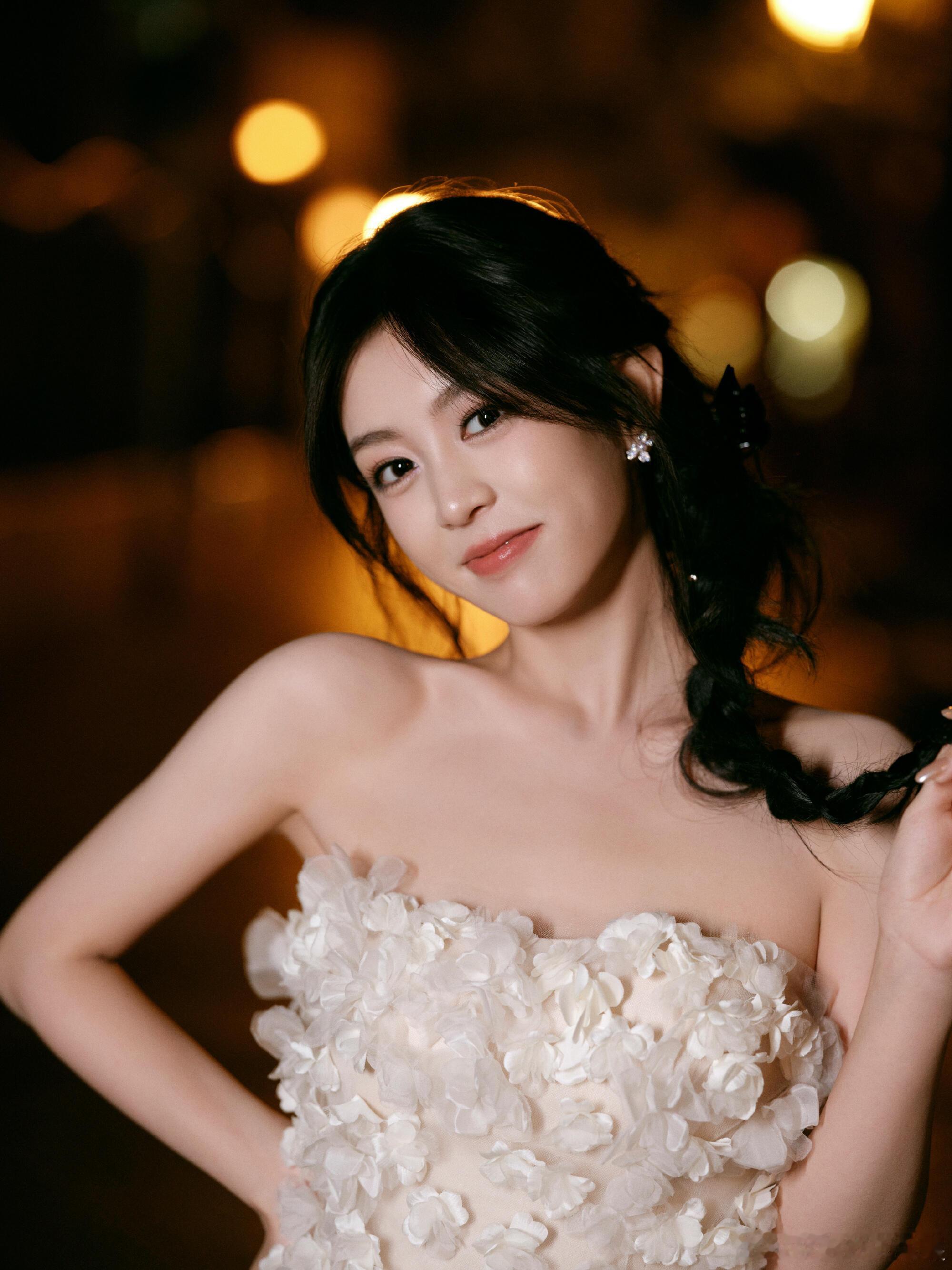 郜思雯|2025爱奇艺尖叫之夜look1 缎面裙摆摇曳，花影映身🤍👗|  M