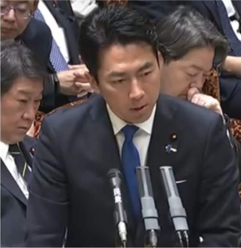 日本害怕了，
用缓兵之计来“拒绝”美国，
日本小泉进次郎对外表示目前没有计划向霍