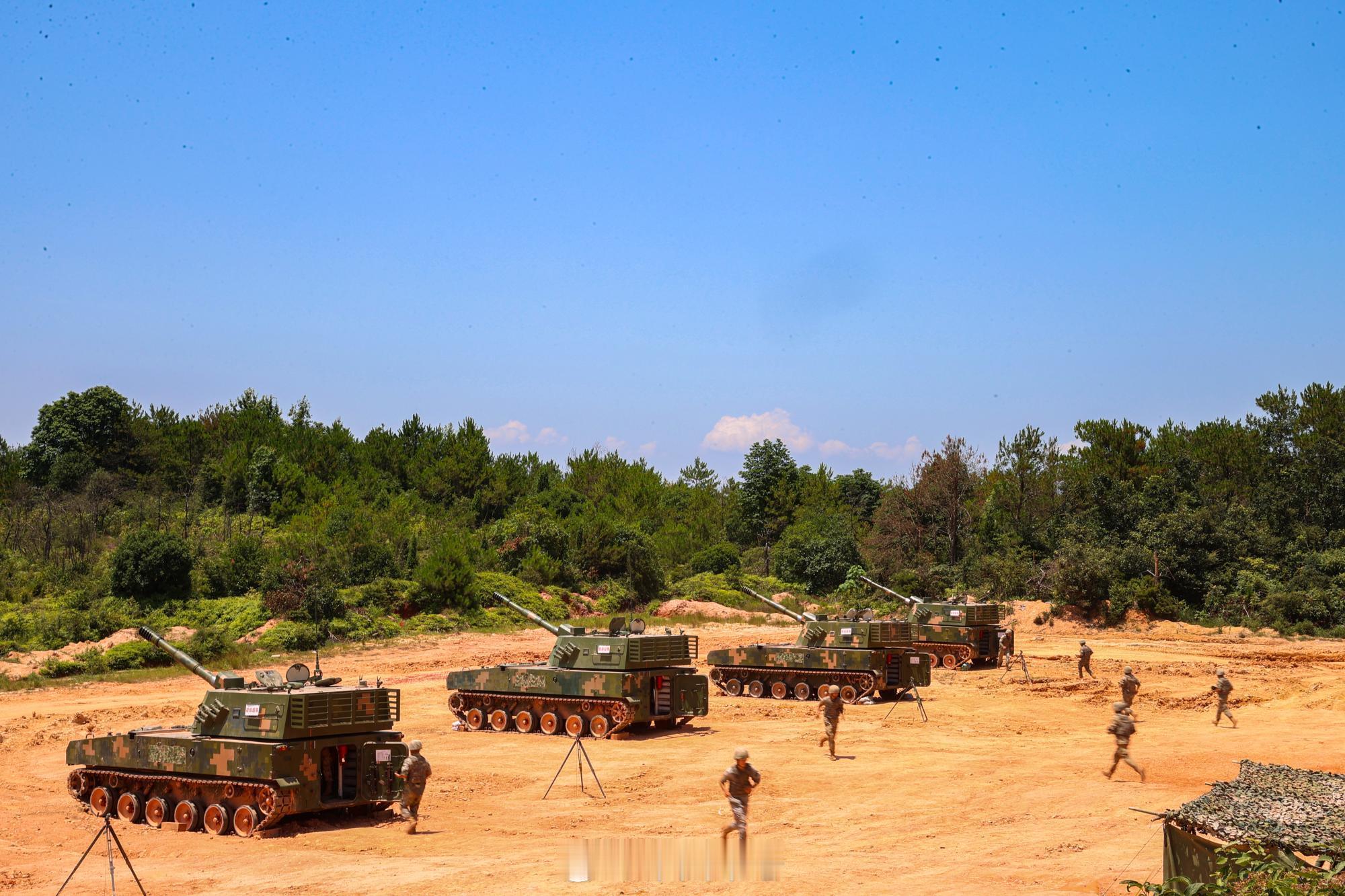 【高温淬利剑！炮兵分队实弹射击有准有狠】近日，陆军第72集团军某旅炮兵分队展开高