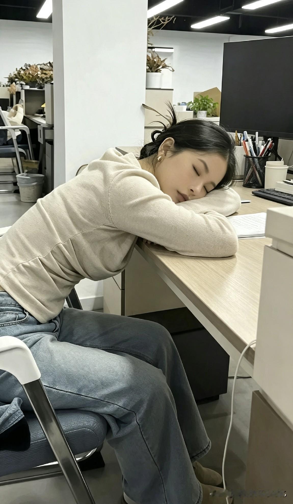 【职场观察】朝夕相处，真的会处出感情吗？

她趴在桌上睡着了。
他默默把外套披在