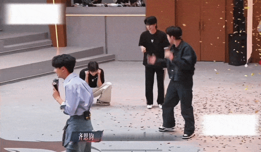 管健嘉晨张彬彬被吓到跪下管健嘉晨张彬彬两个大高个凑不出一个胆子高个子滤镜碎一地，