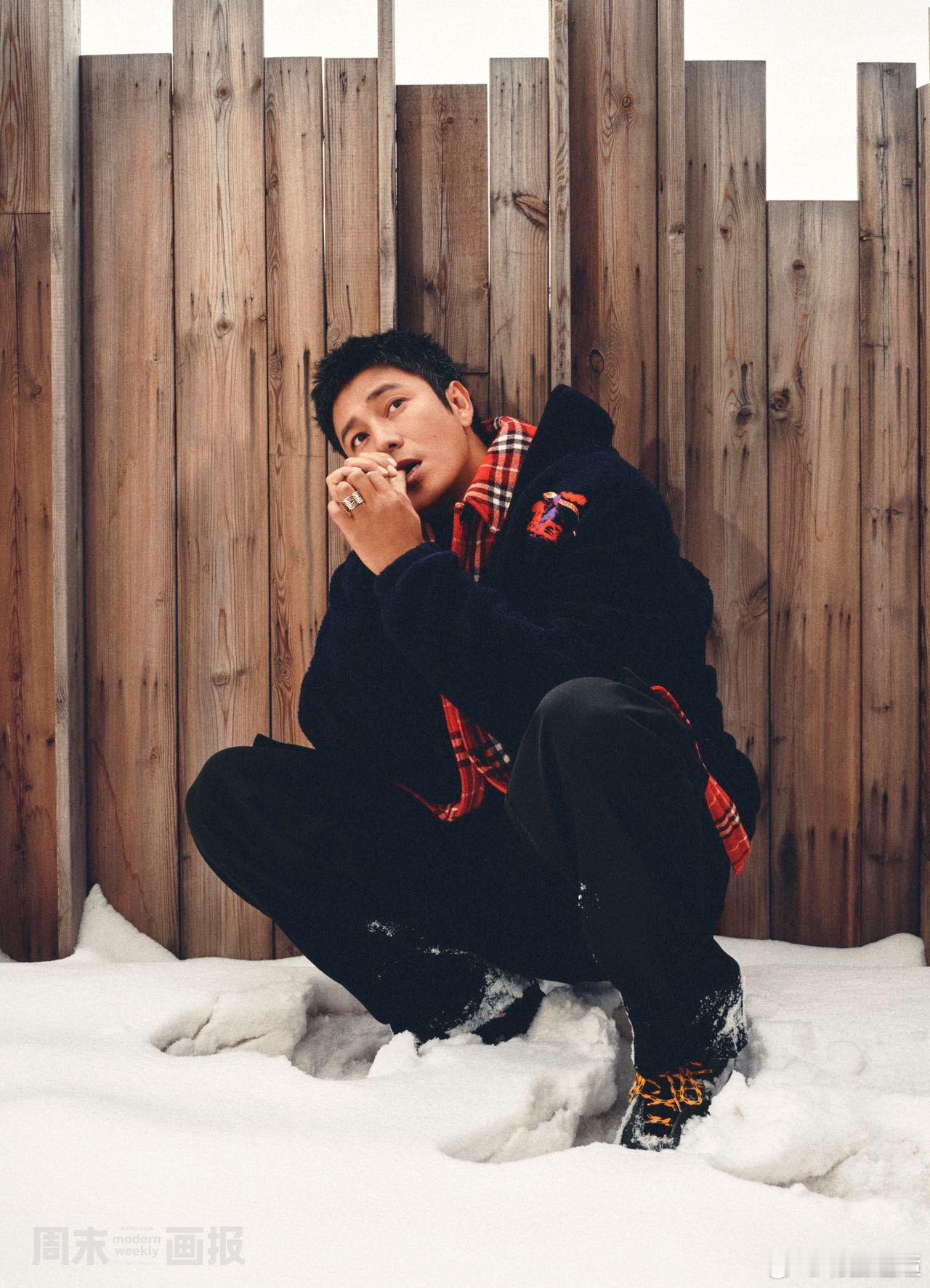 陈坤生日刊封面粗粝木质围栏作背景，格纹元素叠穿营造层次，陈坤侧首大笑的瞬间打破冬