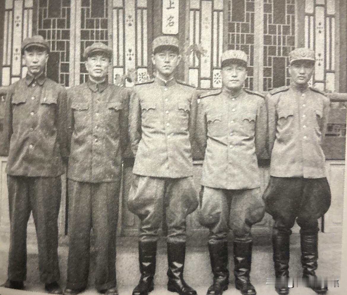 1951年，朝中方面谈判代表。左起：解方、邓华、南日、李相朝、张平山。谈判自19