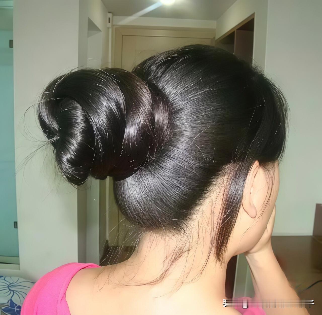 简约优雅的丸子头，完美展现美丽风信子