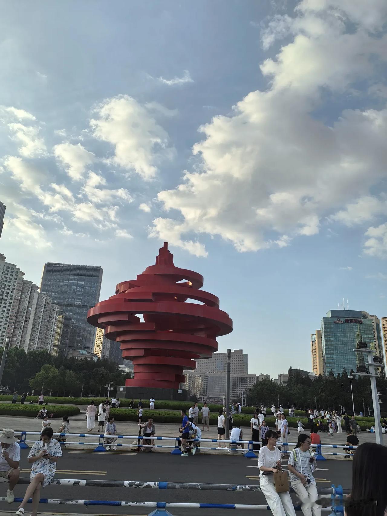 医院诊室门都贴有告示“一患一诊室，请在侯诊区等候”。目的是防止交叉感染、保护患者