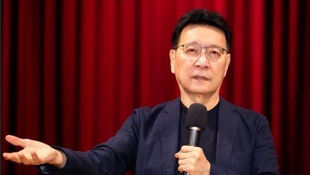 郑丽文刚站稳脚跟，身边就少了一条臂膀。 赵少康把“令不出中央“挂在嘴边挂了多久，