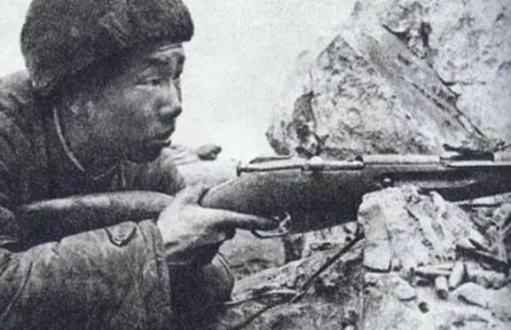 1953年，美国顶级狙击手艾克上校在一次射击中打中了一名志愿军战士，让其掉进了壕