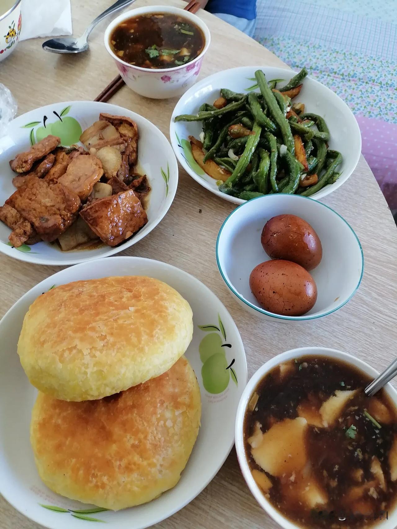 今天中午买的饭，因为收拾房子，中午没有做饭，老伴打来电话，问我中午吃什么饭？
