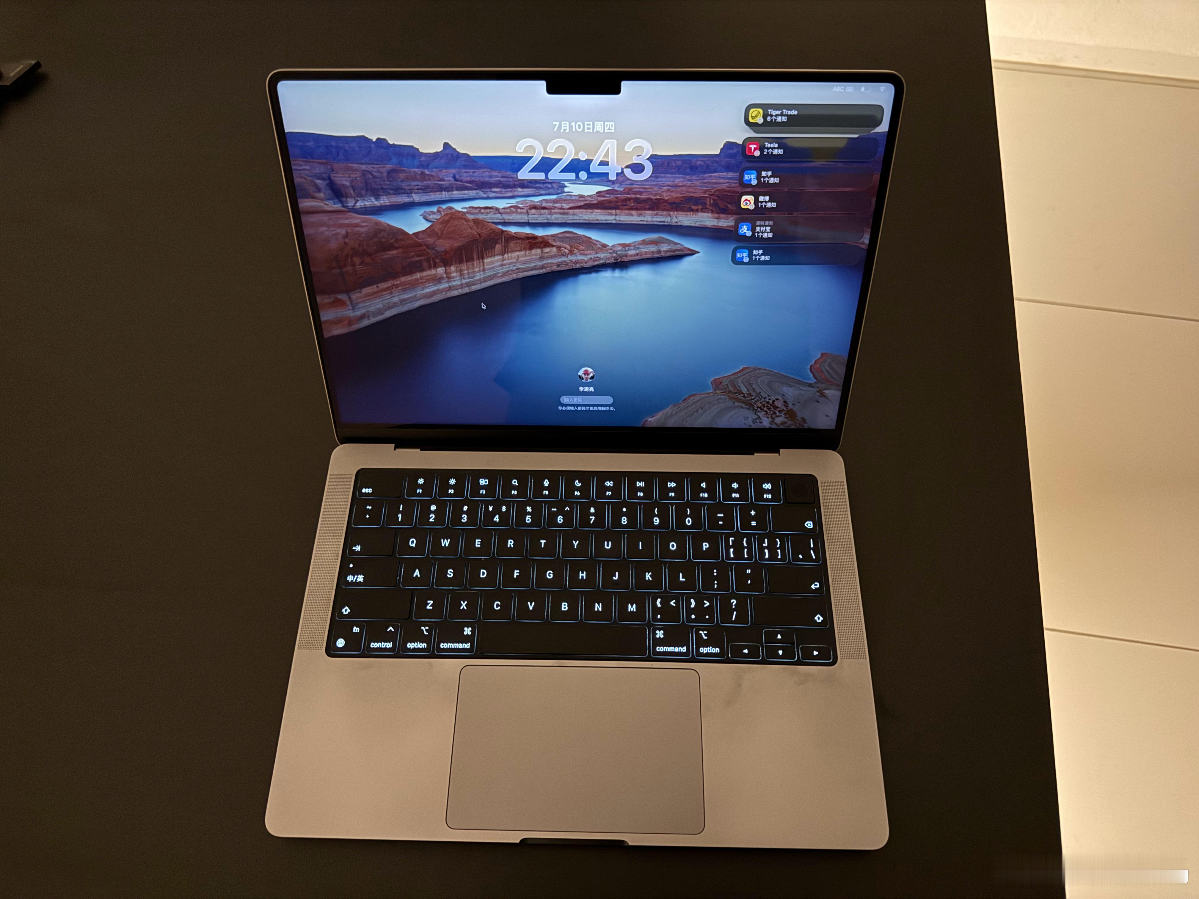 每次打开MacBook Pro我都要无语一下，在电脑屏幕上搞个刘海屏，却没有Fa
