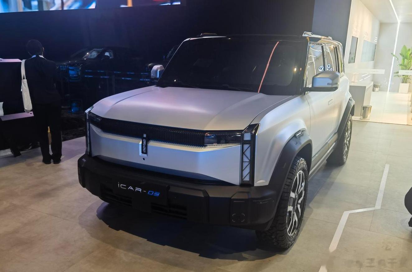 奇瑞iCAR 03现身上海车展，新车定位为硬派纯电SUV，采用短前后悬以及四门的