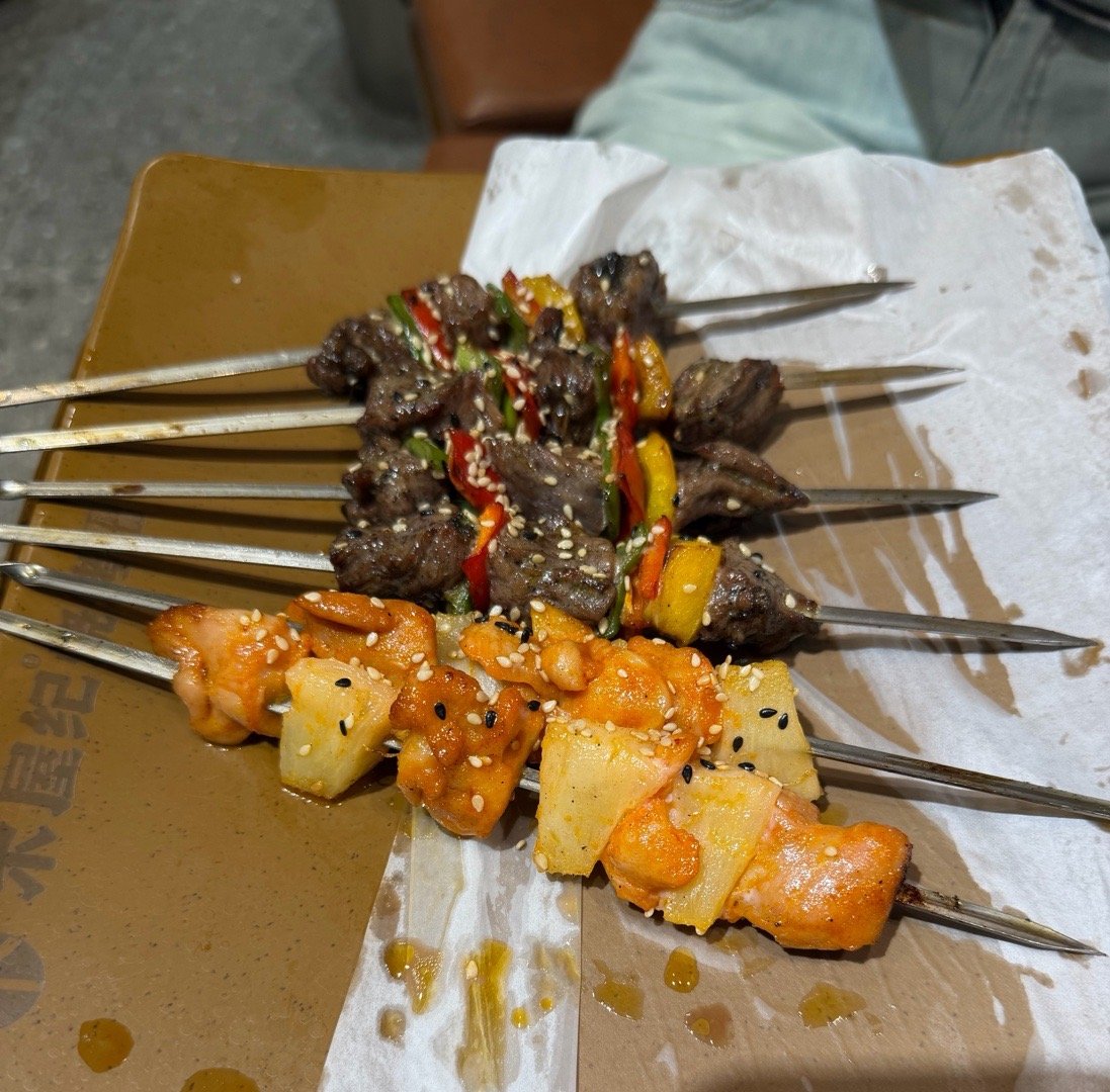 女儿小学毕业了，庆祝一下，带她吃烧烤。