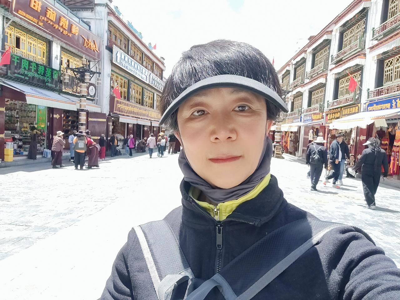 拉萨海拔3682米，夜间气温只有六七度。
夜里穿着睡裙，裹着羽绒睡袋睡在车里，格