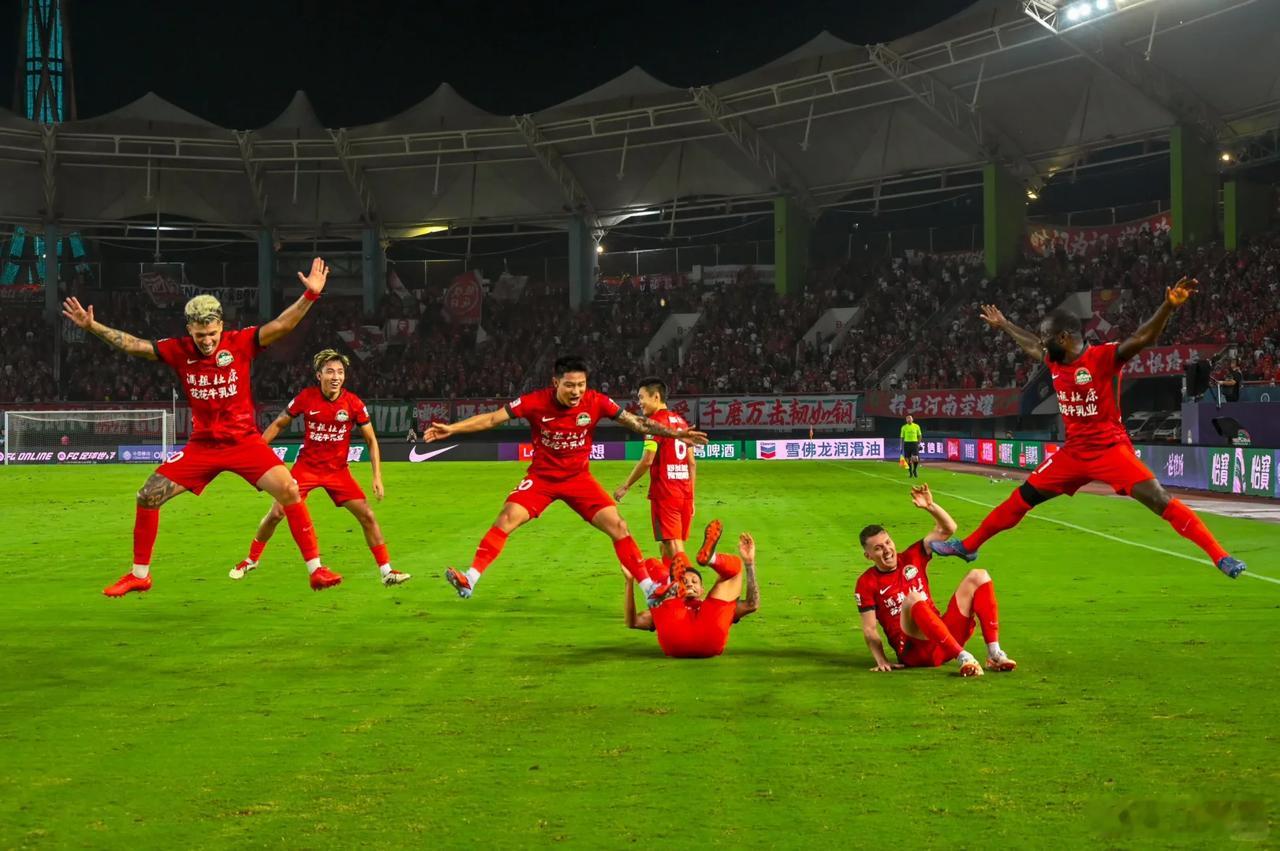 足协杯决赛  河南建业足球比赛所以，一支中超平民球队31岁的生日愿望是什么呢？ 