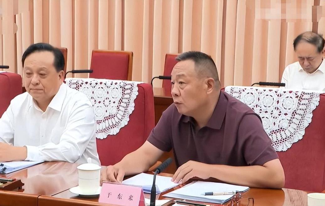 穿着短袖就来开会？