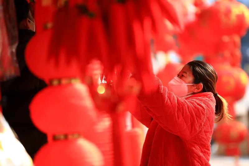 元旦
辞旧迎新红灯笼，
鞭炮奏曲祝福中。
幸福好运吉祥到，
接财接喜接诗朋。