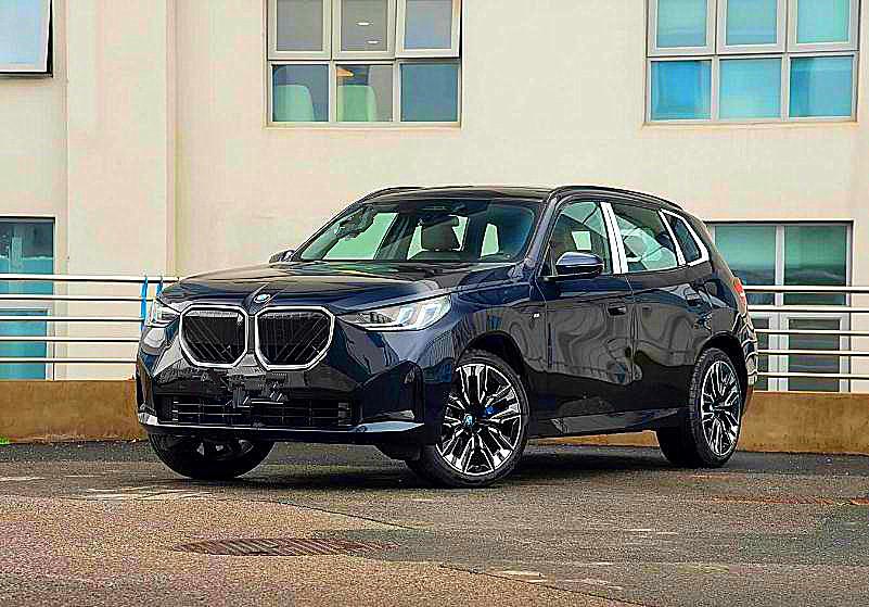 刚上班就开40万的宝马X3，不得不说现在有些年轻人真幸福！
 
最近因为业务关系