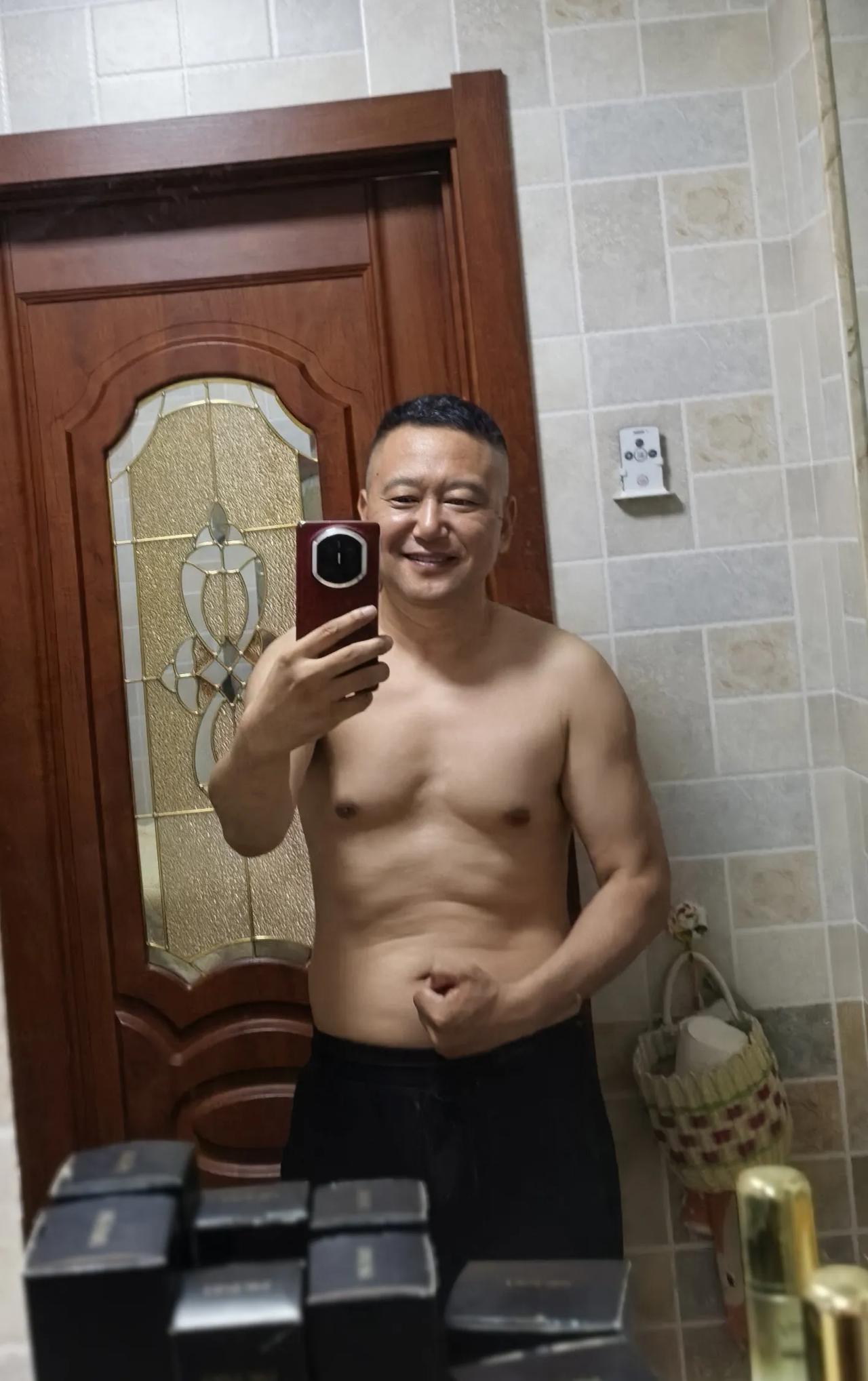 52岁大叔的佛系健身：一周三次养生篮球！精准中投外加绝妙传球野球场上的绝杀哥[捂
