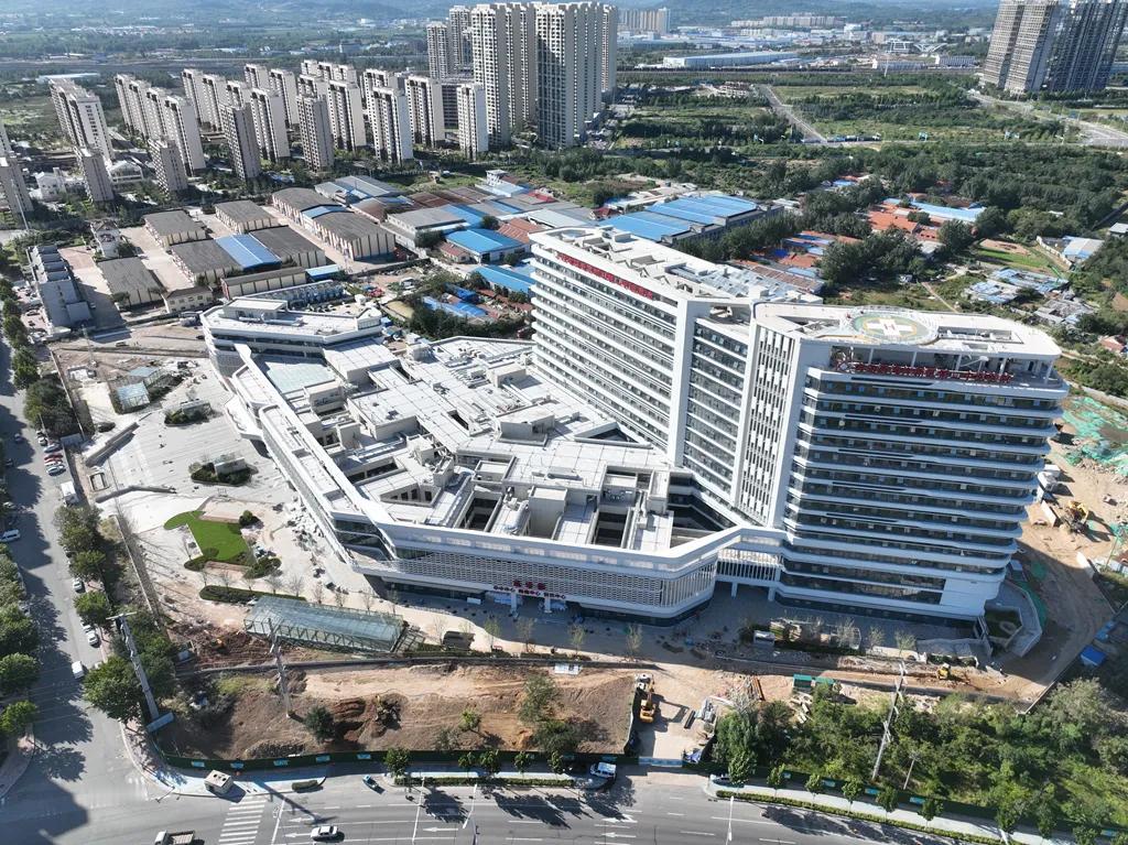 近日，青岛西海岸新区第二中医医院迁建项目顺利完成竣工综合验收。项目总建筑面积约1