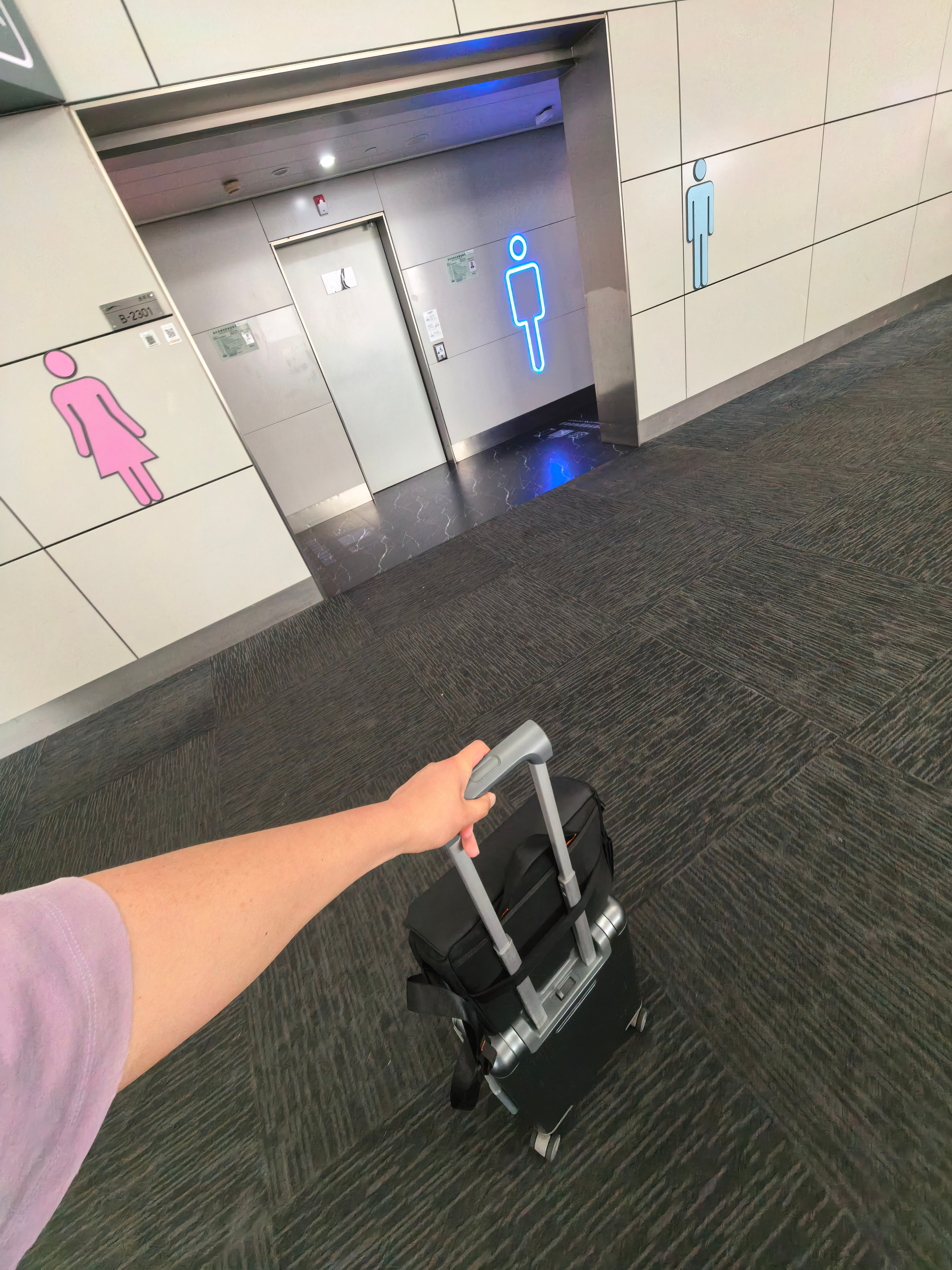 问大家个问题假设在这种情况下你会把行李放门口？还是拿进去？我真服了，之前有个同事