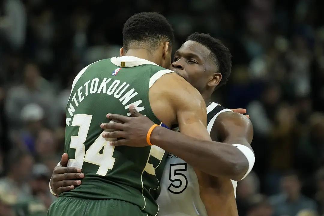 记者：爱德华兹再次向球队表达联手字母哥强烈想法
据NBA记者JakeFische