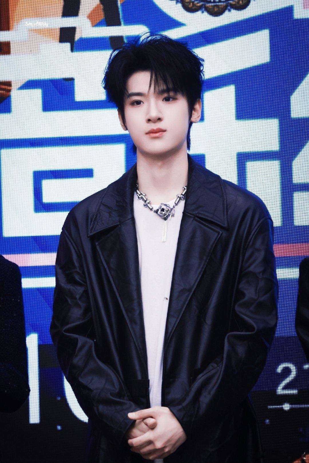 张峻豪[超话]音乐缘计划导演说张峻豪属于舞台《音乐缘计划》导演见证张峻豪“舞台开