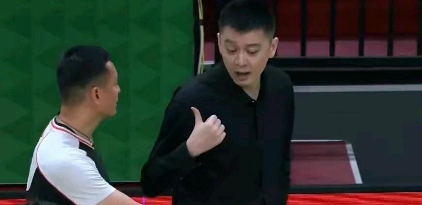 这场辽粤大战，不仅仅是一场比赛，更是一个舞台，展现了人性的复杂和多样。中国篮球这