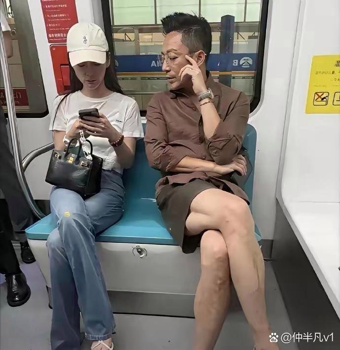 感觉很有钱的样子，还来挤地铁喃！ 