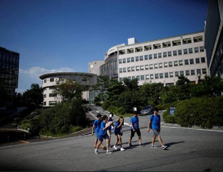 韩国顶尖学府首尔大学期末考爆出大规模作弊丑闻。一门通识课程36名修读学生中，近半