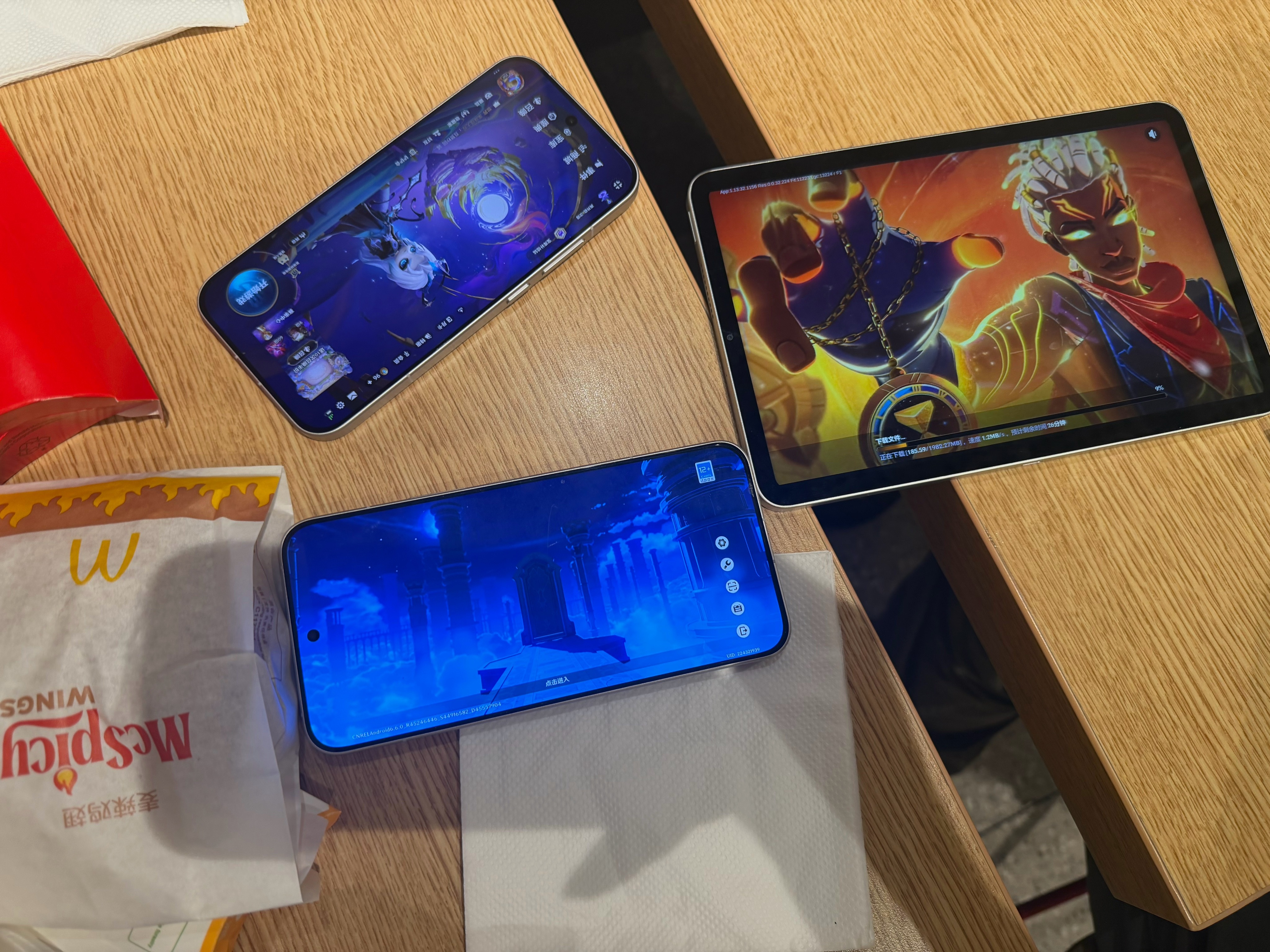 延误中，于是三位 K 系列产品经理打开了各自的游戏设备