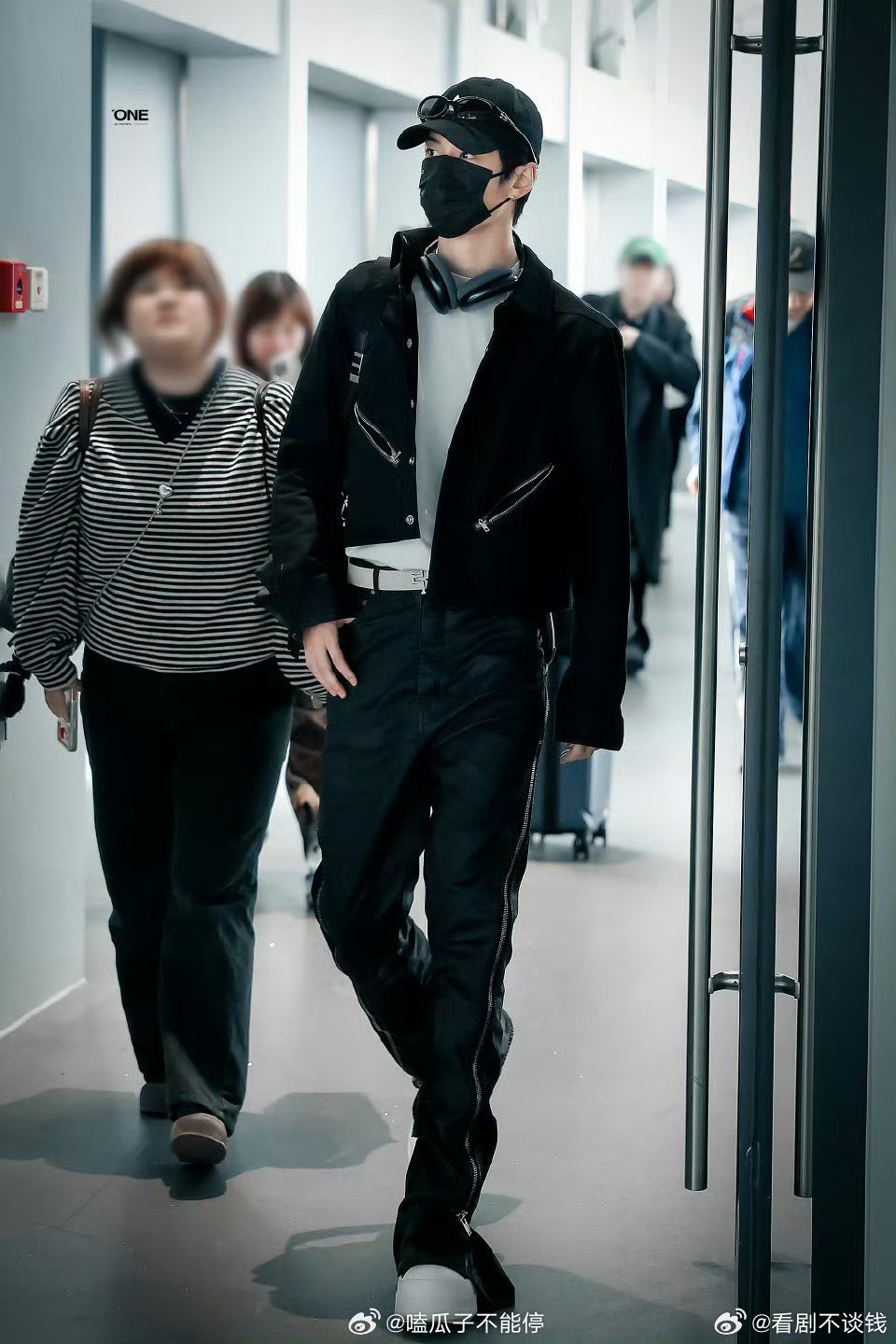 何与结束国外行程回国路透，好帅好青春的造型 :欢迎男神back home 燥候 