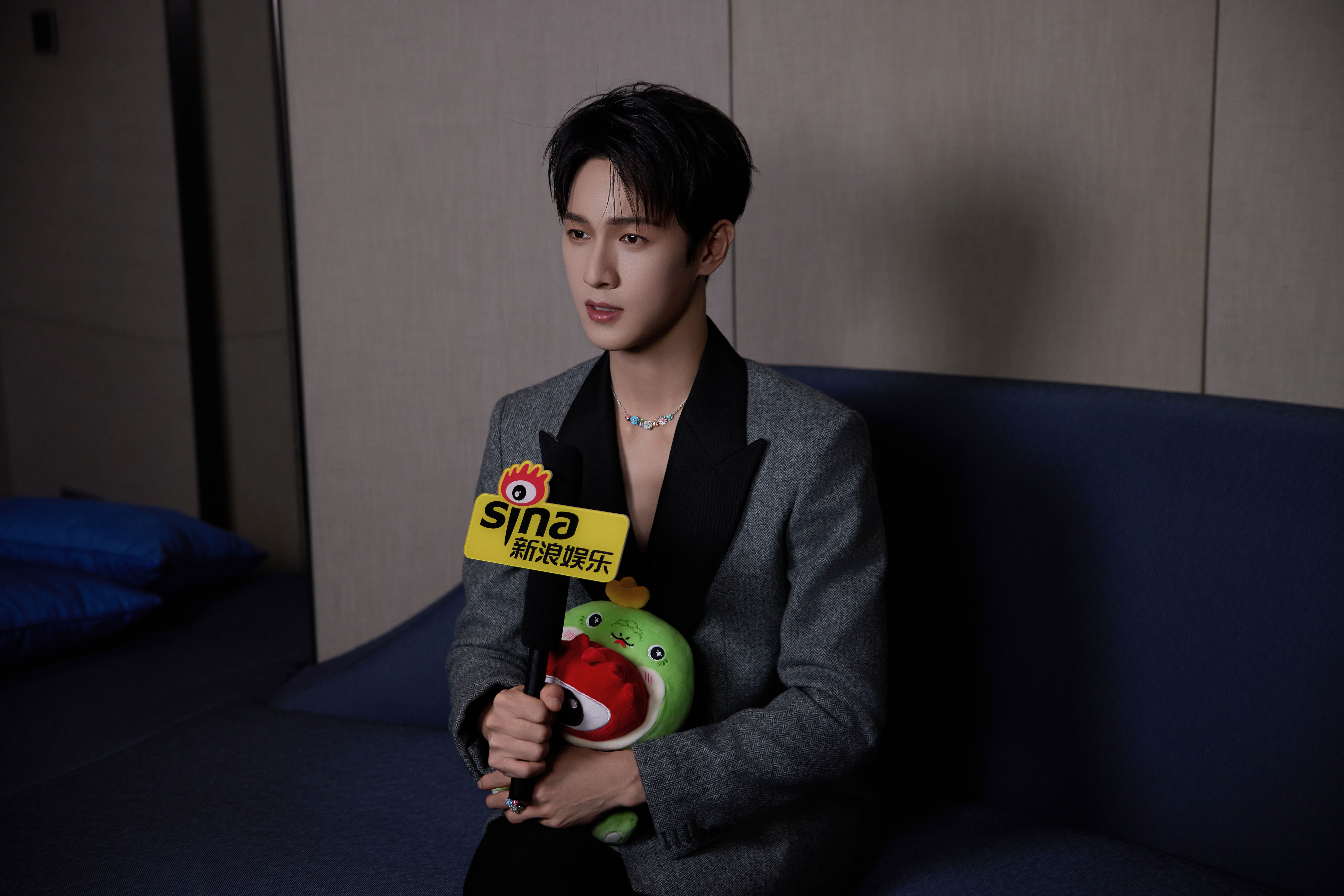 逛三里屯迪奥可能偶遇李昀锐 我看谁还没看过闪耀三里屯的李昀锐高订西装镂空深V看得