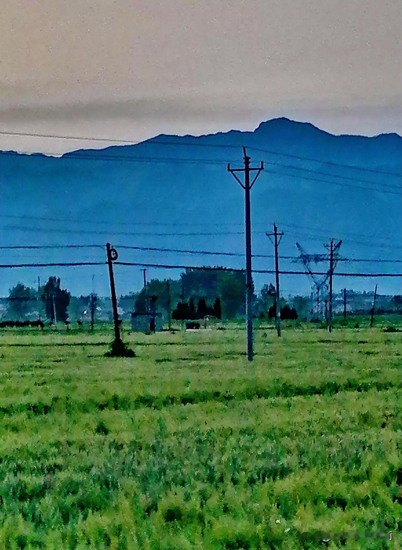 《秦岭南麓山有多蓝：如蓝墨水画的一般（李林摄于汉中城固）》