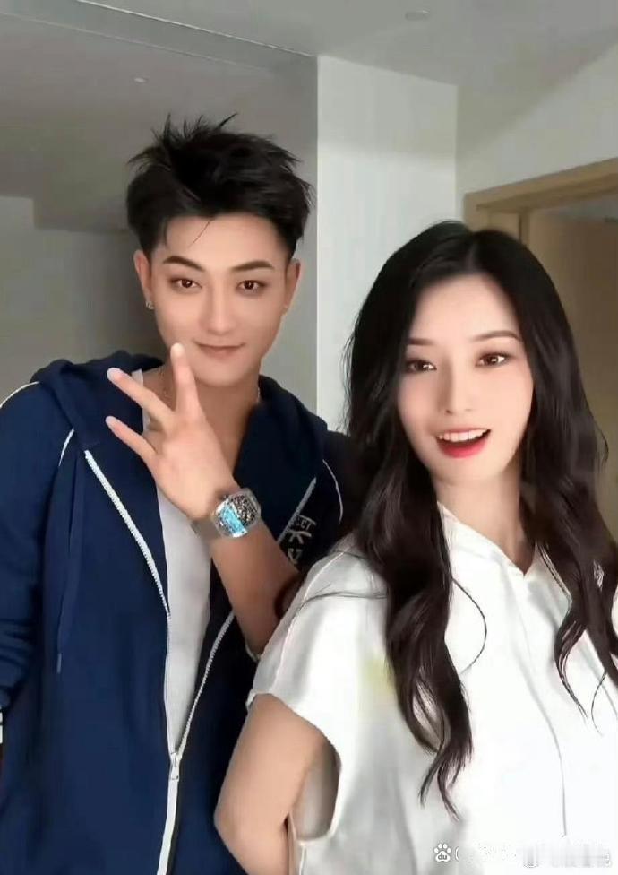 看到黄子韬的女朋友，终于相信刘强东说的话——世界上真的有脸盲这种毛病。 ​​​