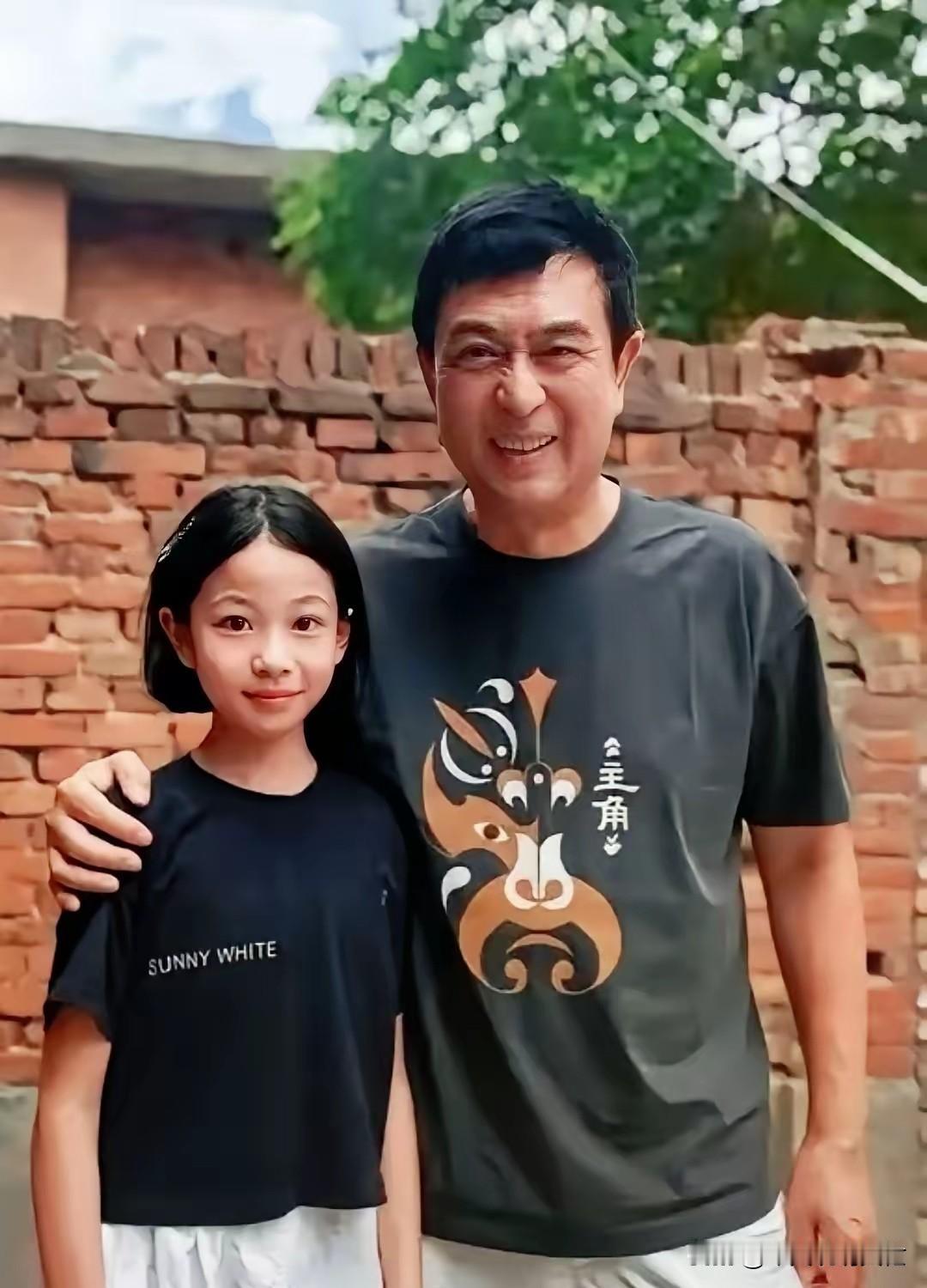 暖心一幕！11岁童演日薪仅300，张嘉益出手相助：按我的标准算。

娱乐圈从不缺