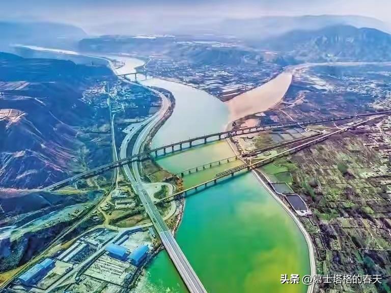 兰州奇观•同一地点新旧三代铁路黄河大桥。黄河边的大桥  
初代桥：兰青线八盘峡黄