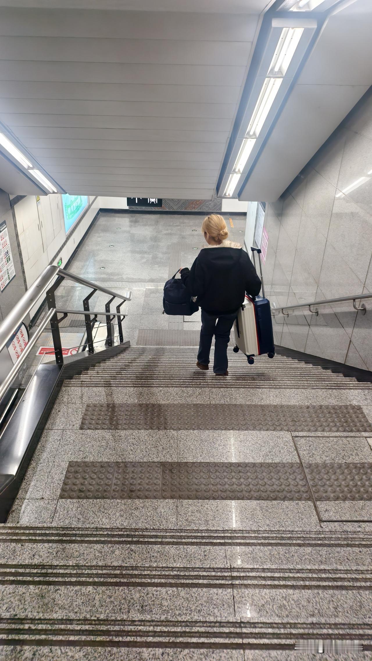 在西安大明宫地铁西站遇到最美姑娘，帮我提行李 ，背包也给我提着，安检时候又主动给