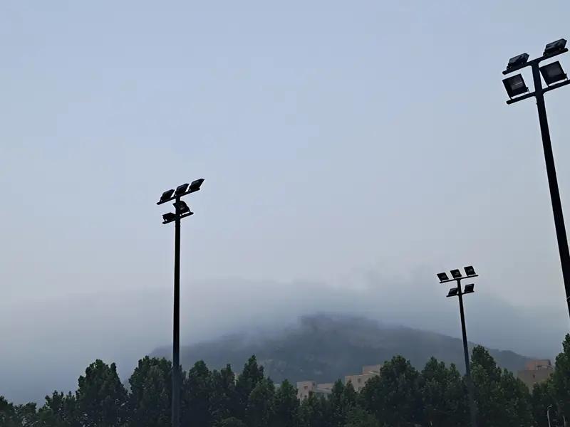 上联：云云雾雾云雾难开，
下联：山山水水山水相连。