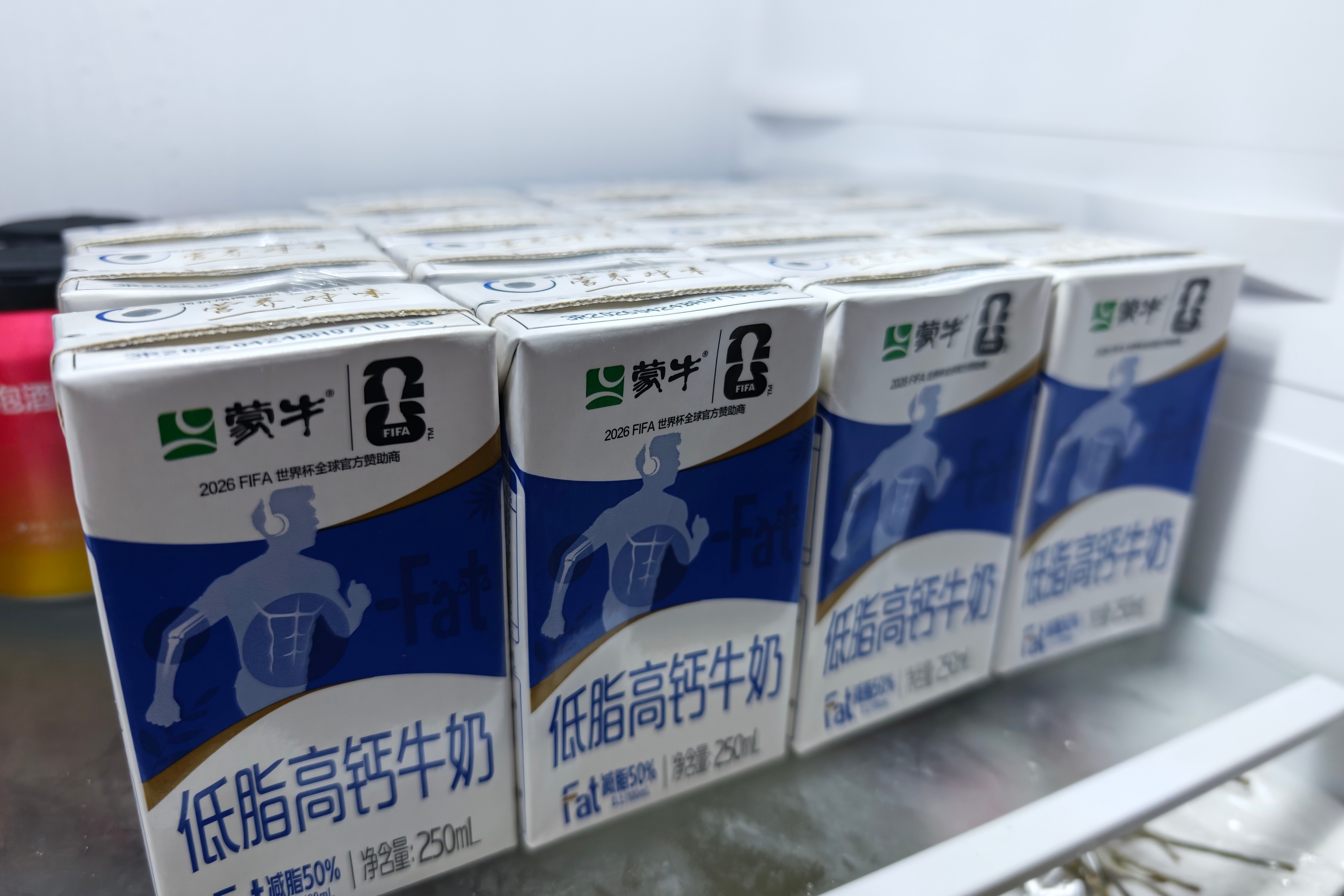 梅西 冲着这个剪影，必须狠狠喝奶补钙 